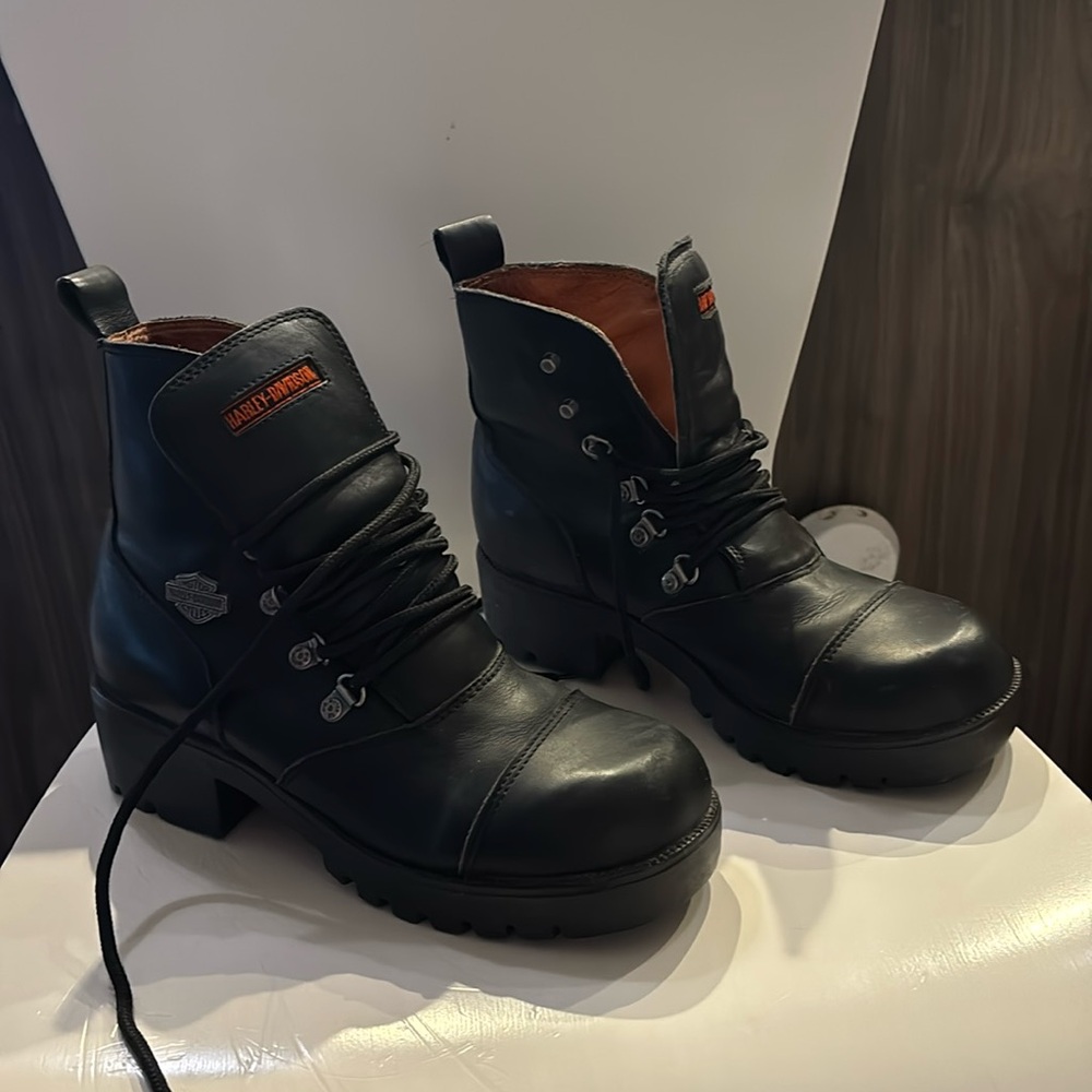 Black leather lace up women’s Harley Davidson boots